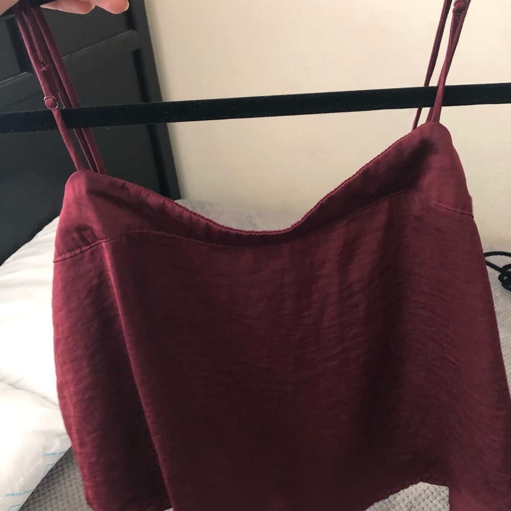 a top w/ straps that can tighten or loosen